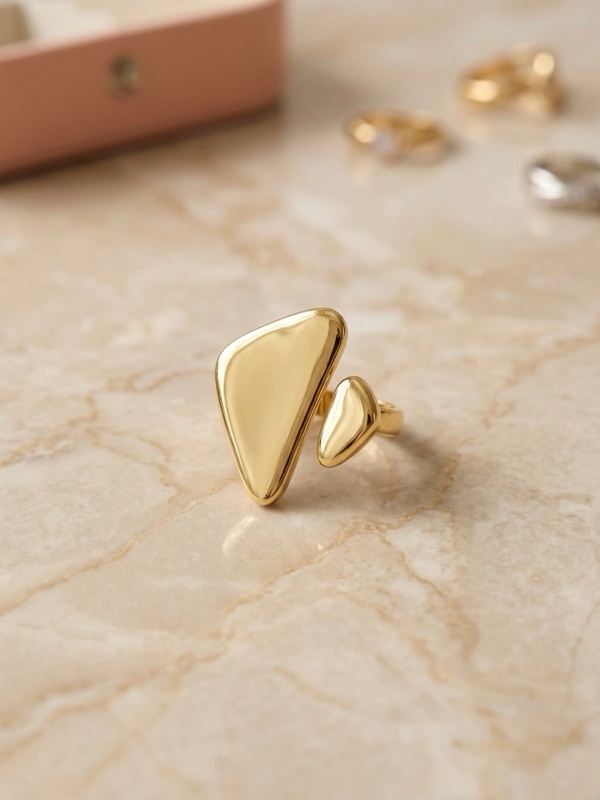 ANILLO TRIANGULAR DORADO DORADO