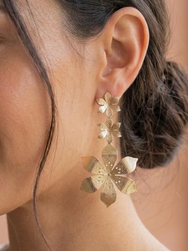 ARETES FLORES LARGOS EN ACERO DORADO
