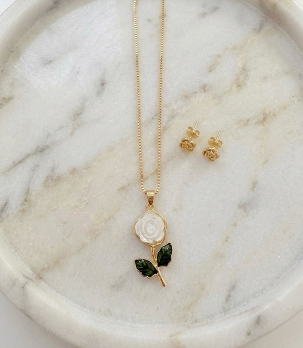 SET FLOR BLANCA CON HOJAS VERDES Y TOPOS DE FLOR DORADO