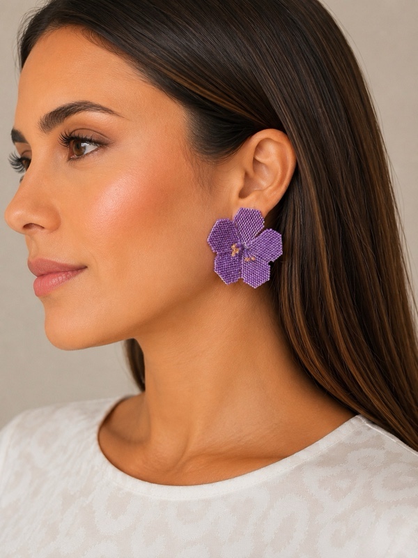 ARETES FLOR TEJIDA MIYUKI COLOR VIOLETA COLORES