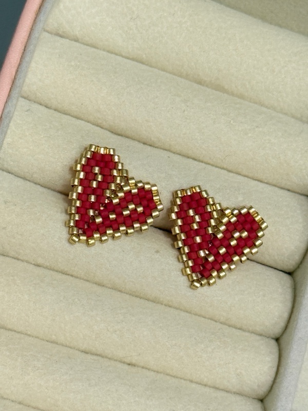 ARETES TEJIDOS CORAZONES ROJOS EN MIYUKI COLORES