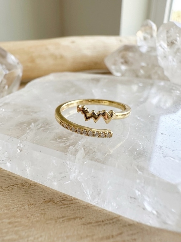 ANILLO CRUZADO DELGADO CON CIRCONES DORADO