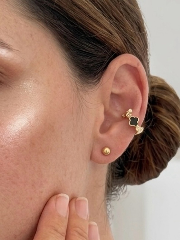 EARCUFF TREBOL NEGRO DORADO