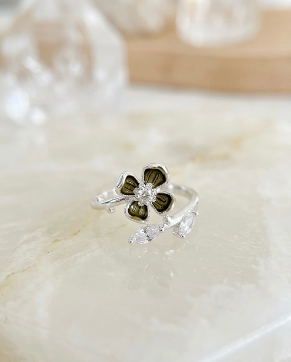 ANILLO PLATINIZADO FLOR PETALOS VERDES PLATEADO