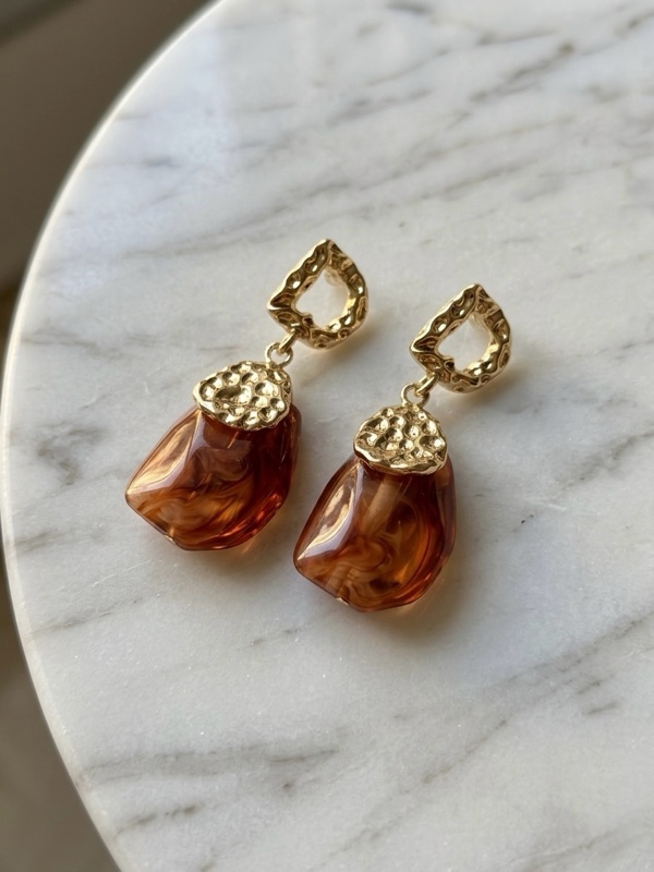 ARETES PIEDRA COLOR CAFE Y HERRAJE DORADO DORADO