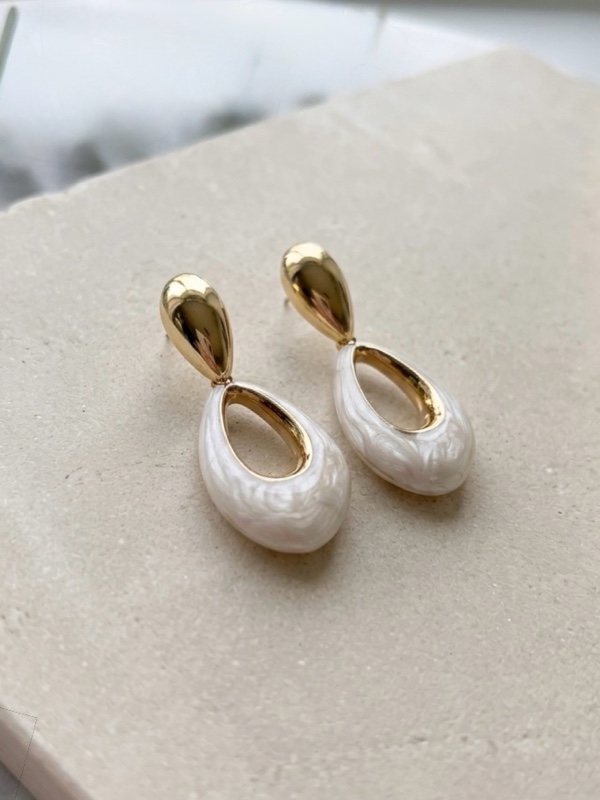 ARETES OVALO NACAR BLANCO DORADO