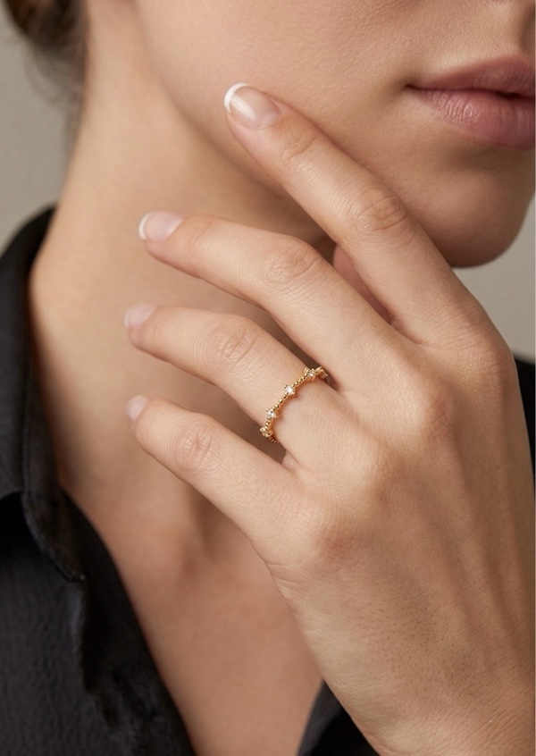 ANILLO RODIO DELGADO CON CIRCONERS DORADO