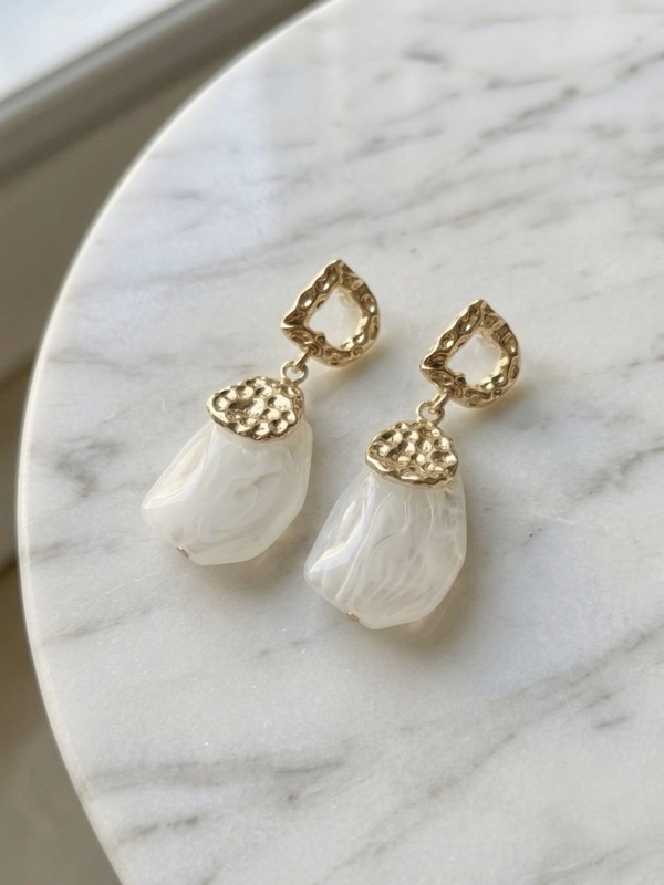 ARETES PIEDRA COLOR BLANCO Y HERRAJE DORADO DORADO