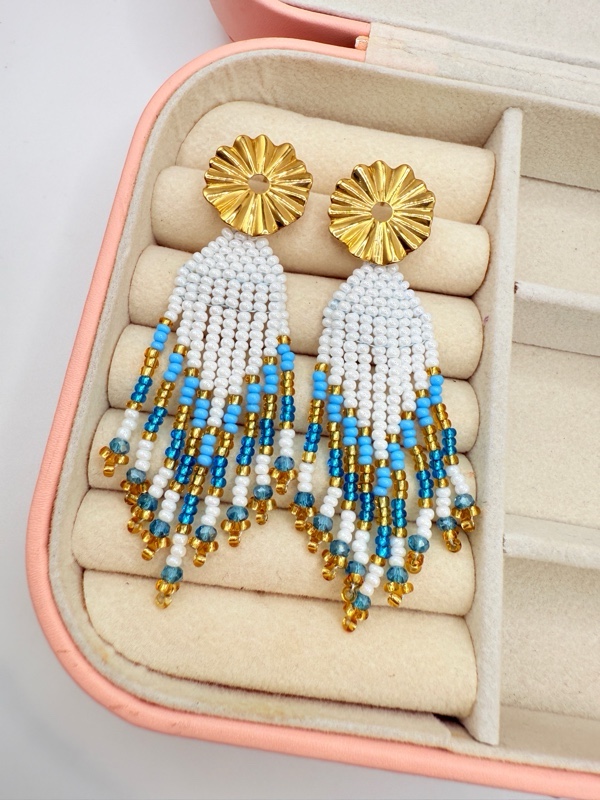 ARETES TEJIDOS EN MOSTACILLA CHECA LARGOS COLORES
