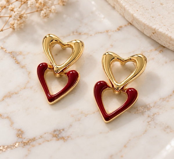 ARETES DOBLE CORAZON DORADOS CON VINOTINTO DORADO