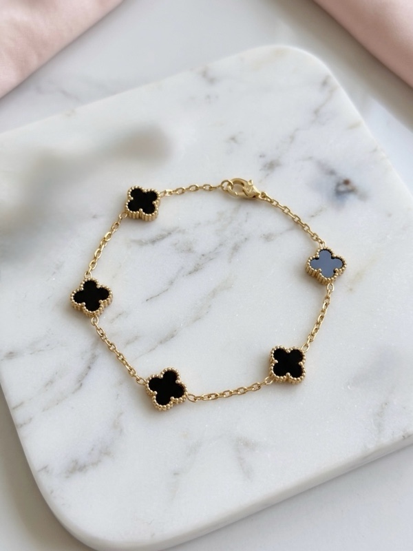 PULSERA EN ACERO TRÉBOL NEGRO DORADO