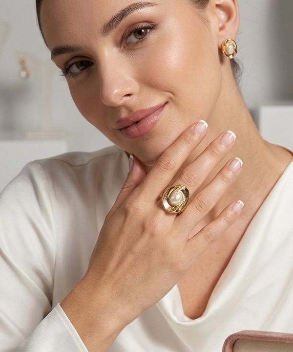 ANILLO DORADO CON PERLA EN EL CENTRO DORADO