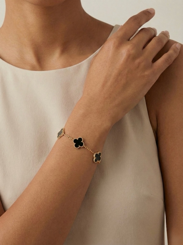 PULSERA TREBOL NEGRO DORADO