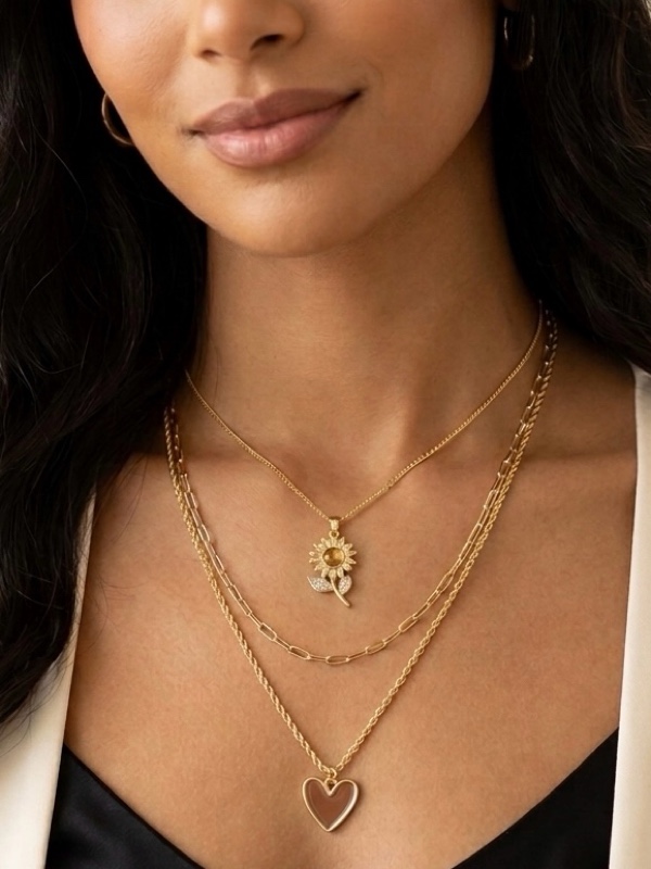 COLLAR 3 CADENAS CORAZON FLOR Y ESLABONES DORADO