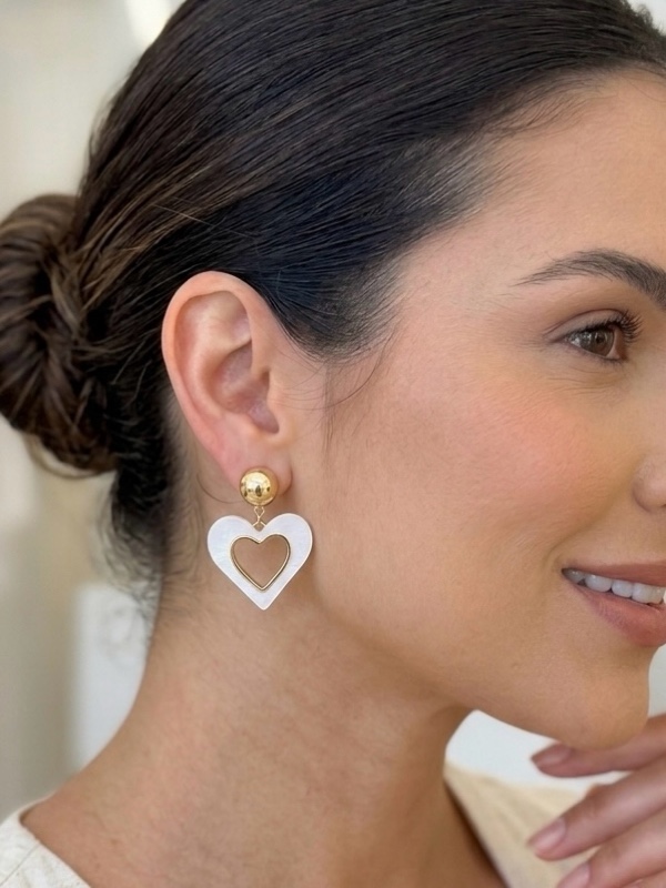 ARETES CORAZON SILUETA BLANCO DORADO