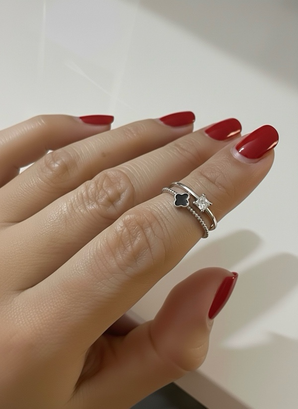 NUDILLO PLATEADO CON TREBOL PLATEADO