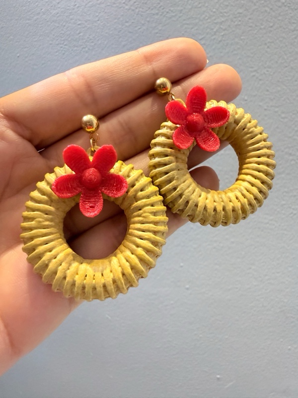 ARETES EN 3D TIPO FIQUE CON 1 FLOR ROJA COLORES