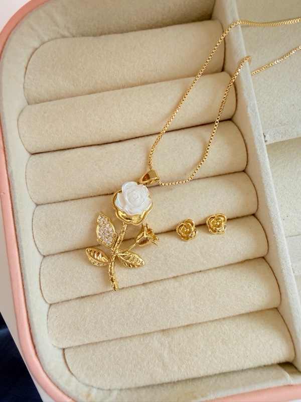 SET FLOR BLANCA CON TOPOS DE FLOR DORADO
