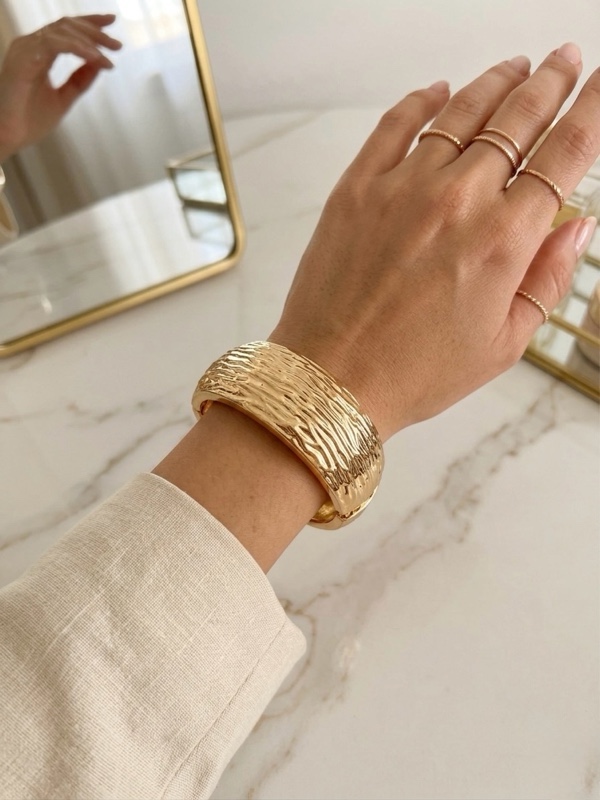 BRAZALETE RIGIDO OVALADO DORADO