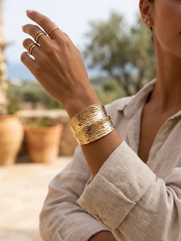 BRAZALETE RIGIDO RAYADO DORADO