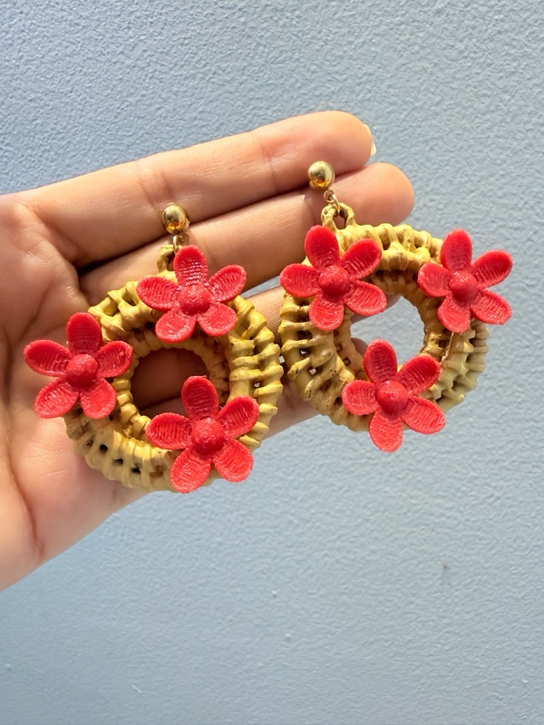 ARETES EN 3D FIQUE CON 3 FLORES ROJAS DORADO
